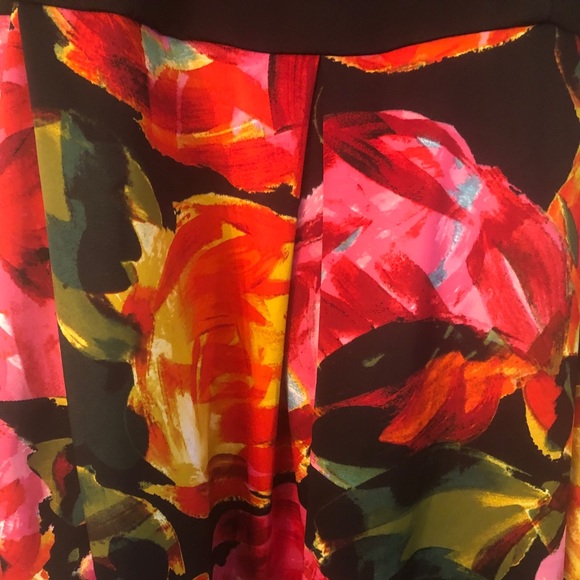 Plus size black and floral dress with pockets - Picture 4 of 9